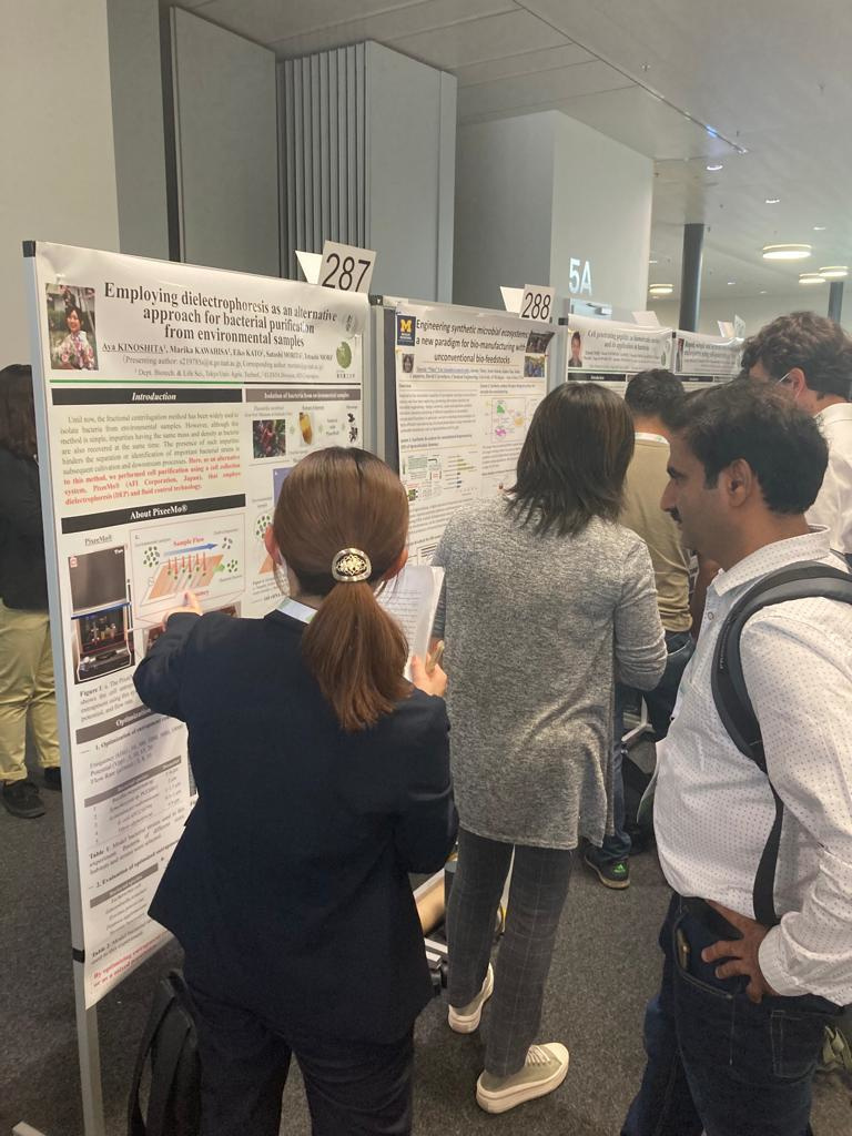 2022/08 Aya doing a poster presentation (ISME, Lausanne, Switzerland)