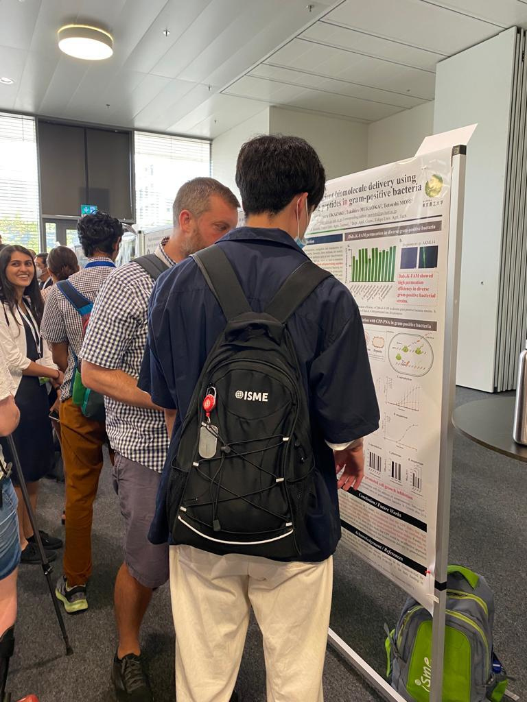 2022/08 Yugo doing a poster presentation (ISME, Lausanne, Switzerland)