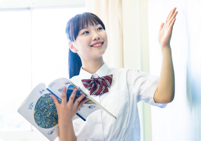 ノートを片手に手を挙げる生徒