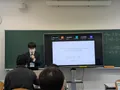 井上さんが発表している様子