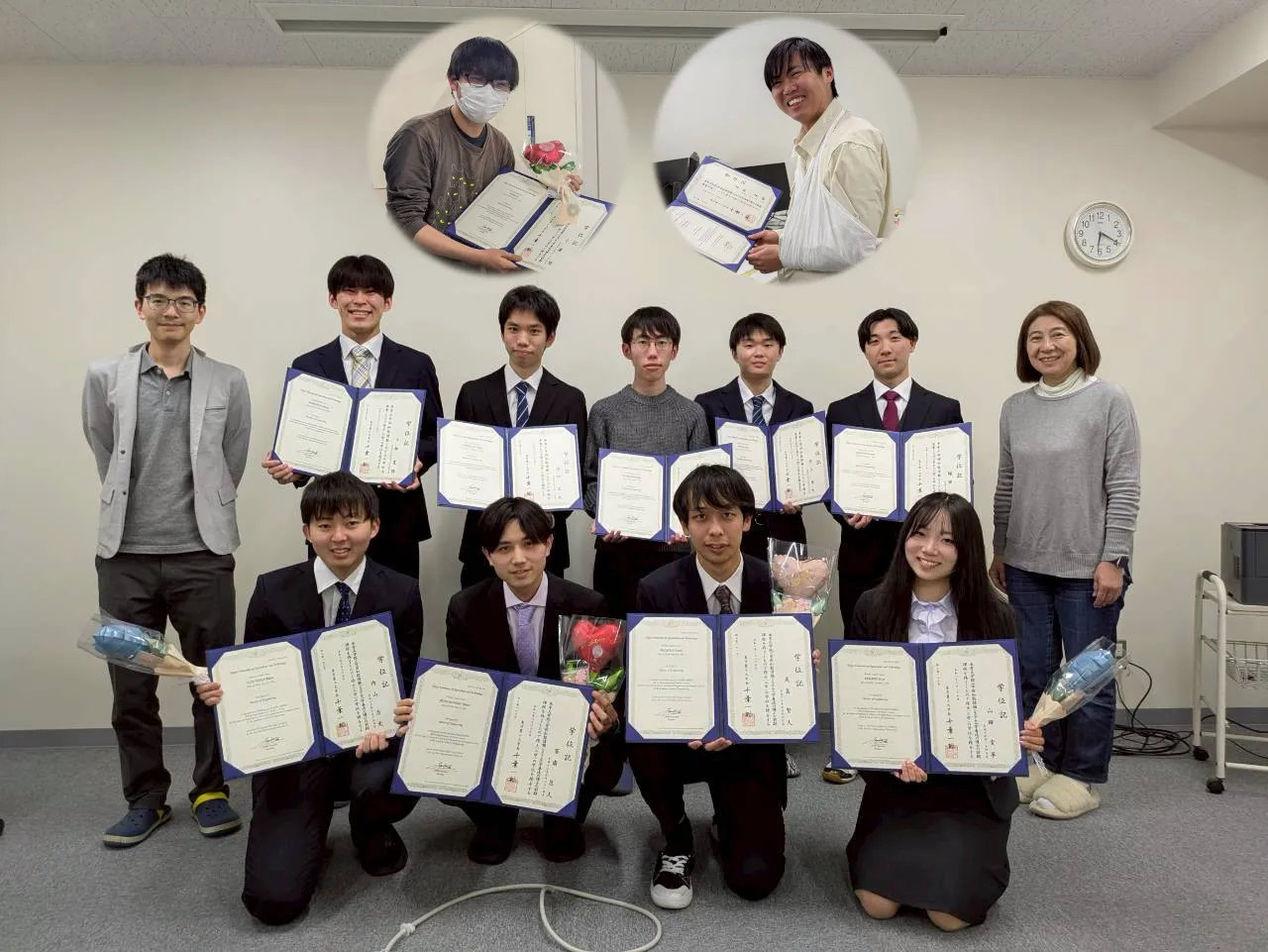 卒業式・修了式後の集合写真来年は無事に全員で卒業式を迎えられると良いですね!