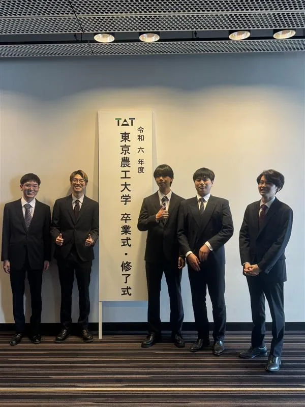卒業式での集合写真