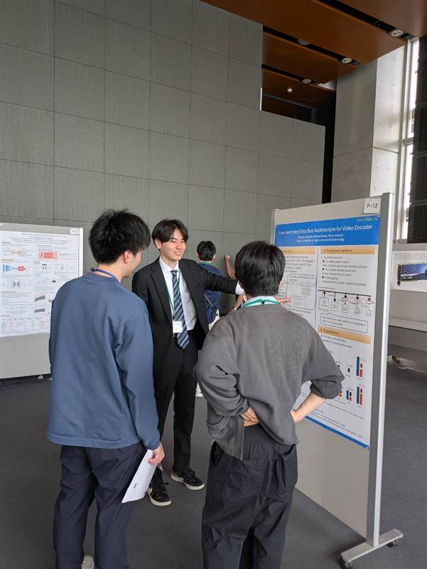 青山さんのポスターセッションの様子