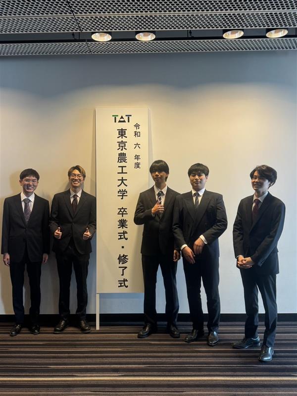 卒業式での集合写真