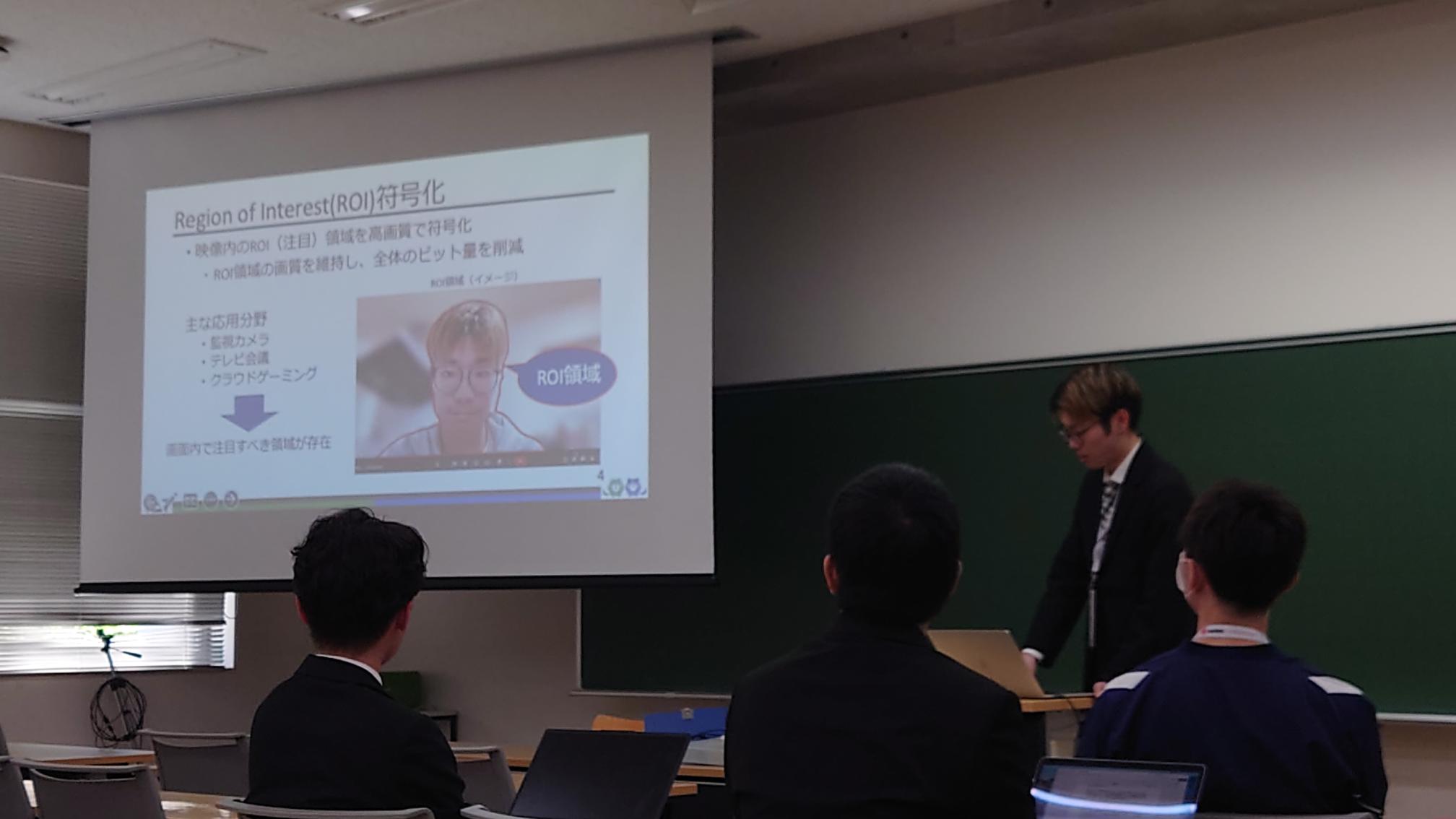 望月さんが発表している様子