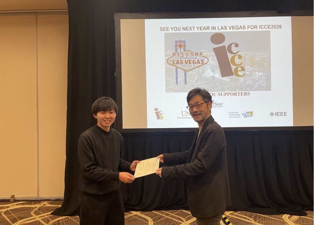 内山さんが受賞している様子