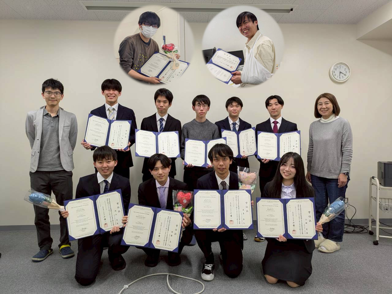 卒業式・修了式後の集合写真<br>来年は無事に全員で卒業式を迎えられると良いですね！