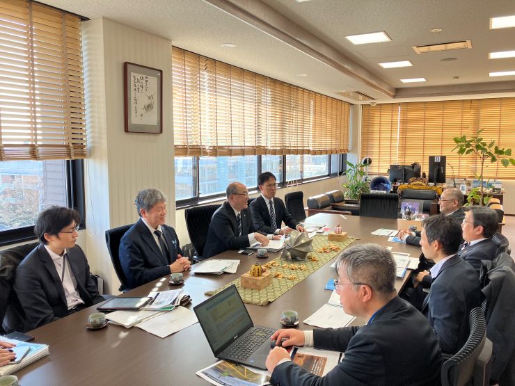 J-PEAKSの推進に向けた岡山大学との研究連携・経営改革に関する意見交換