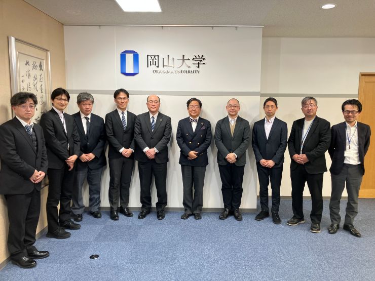 J-PEAKSの推進に向けた岡山大学との研究連携・経営改革に関する意見交換