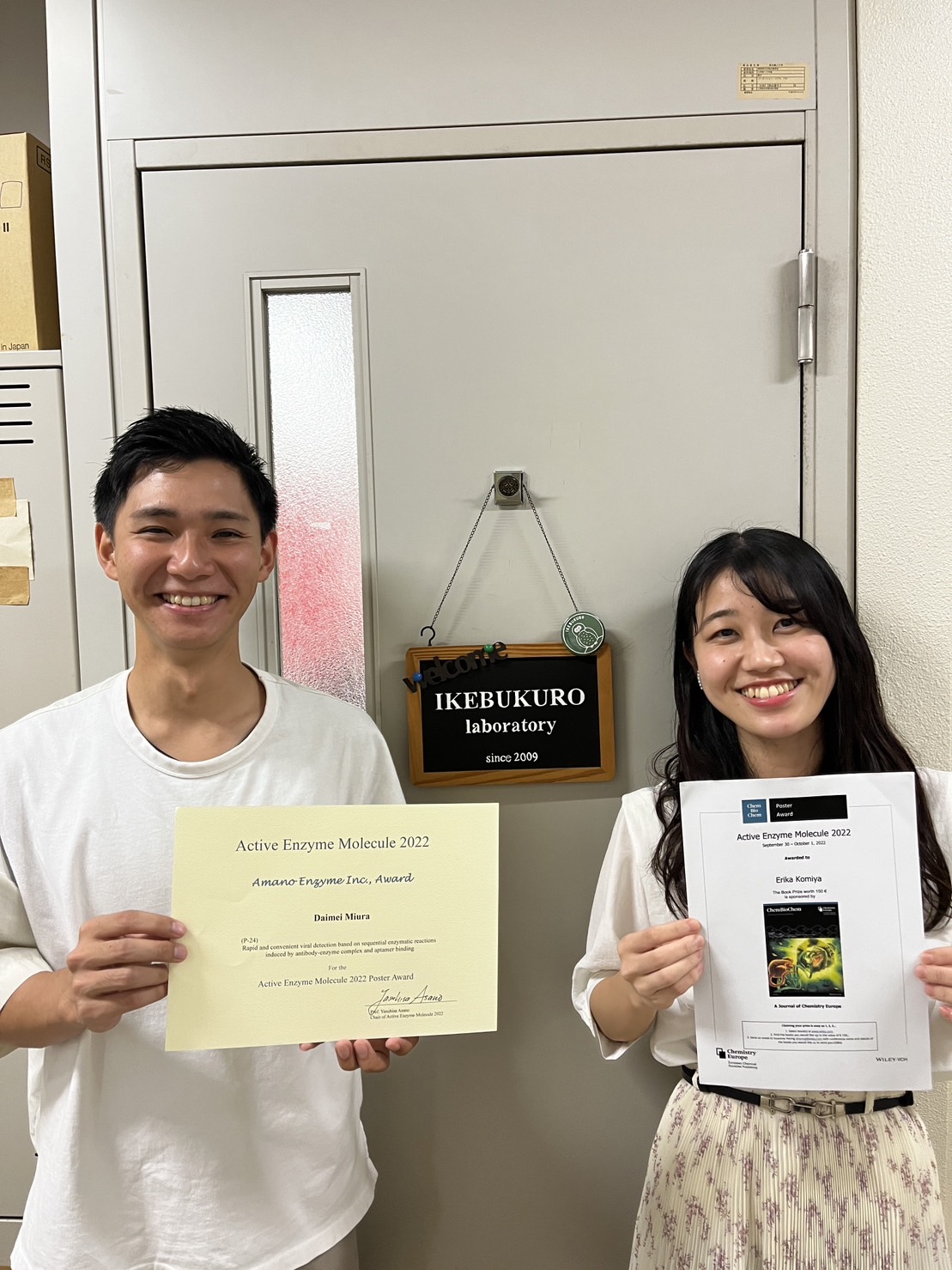 「Amano Enzyme Inc., award」を受賞した三浦大明さんと、「Chem Bio Chem award] を受賞した小宮英里香さん